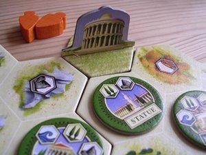Attikan temppeli Temppelin edessä on patsas. Kuva: Allan Frouvne, germangames.dk