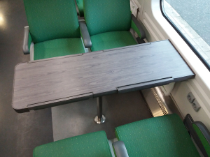 VR:n IC-junan harmaa pöytä