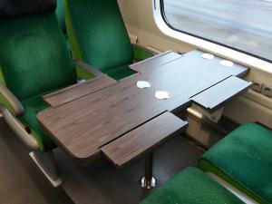 VR:n IC-junan harmaa pöytä, jossa juoma-alustat, avattuna